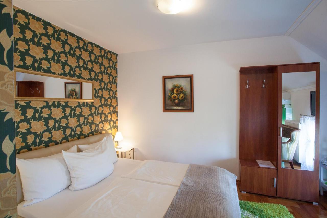 Vila Rosa Vukovar Bed and Breakfast Esterno foto