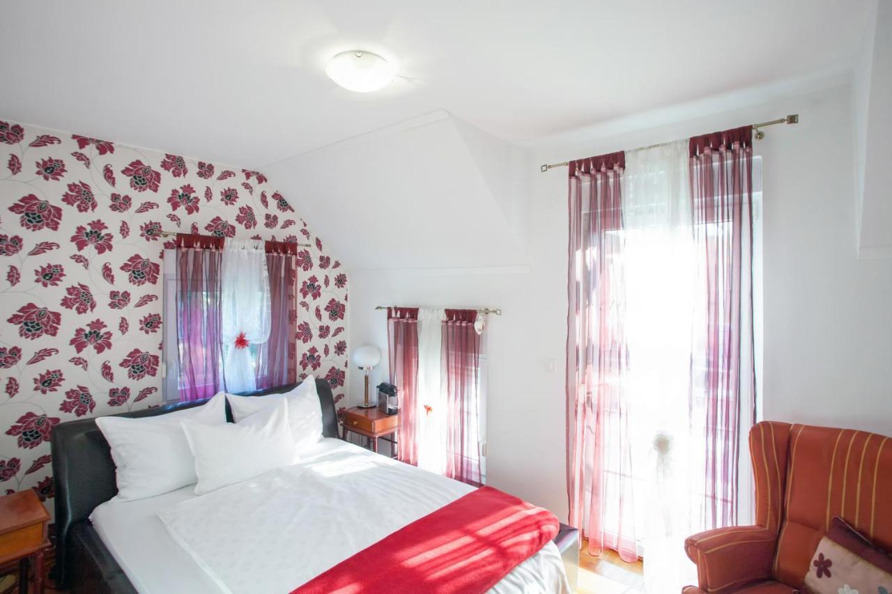 Vila Rosa Vukovar Bed and Breakfast Esterno foto